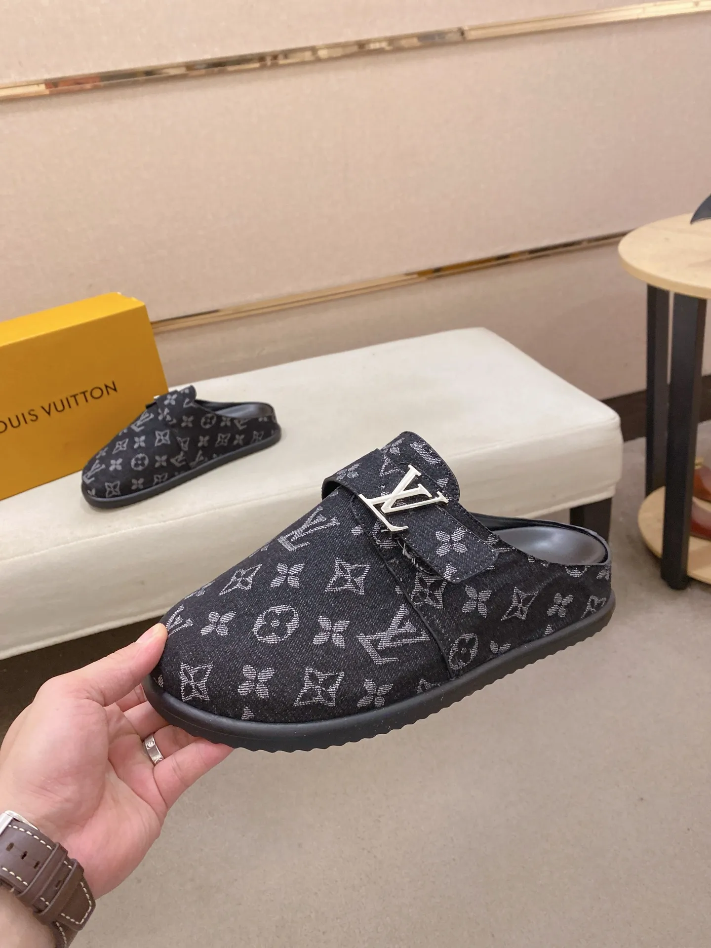 Men's shoes 💰: 360💰LV made 🔍Top purchasing agents, men's spring and summer slippers are available at the same counter. The uppers are made of Italian imported denim with logo graphics and high-quality craftsmanship. The soles are original soles specially provided by the original factory. The exclusive movable molded soles are super comfortable. Original factory follow-up products. 🔍🔍High quality. You can enter and exit the counter at will. Welcome to compare. The code number is 38-44.
